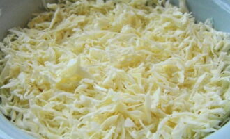 Как сделать хрустящую маринованную капусту с маслом и уксусом быстрого приготовления? Промываем белокочанную капусту и нарезаем ее тонкой соломкой.
