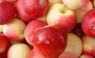 в приготовлении компотов, важно уделять должное внимание подготовке фруктов. поэтому собранные яблоки очень тщательно промываем, ни в коем случае не оставляем на кожуре грязь.