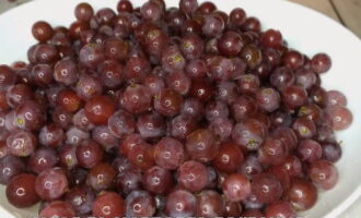 Как заготовить компот из винограда на 3 литровую банку на зиму? Отделяем ягоды винограда от гроздьев и очень тщательно промываем. В это же время стерилизуем банки.