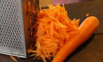 Сначала промываем овощи – перец, зеленые и красные помидоры. С моркови следует срезать верхний слой, а затем тщательно смыть грязь водой. 