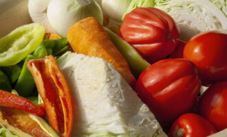 Как заготовить салат Дунайский на зиму по классическому рецепту? Очищаем и промываем необходимые овощи для салата.