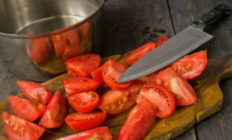 Как заготовить томатный сок в домашних условиях на зиму? Вымываем помидоры и обтираем их кухонным полотенцем. Острым ножом разрезаем томаты пополам (можно на 4 части). Обрезаем место крепления плодоножки. 