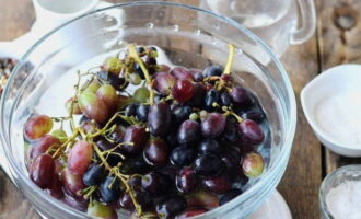 Виноград хорошо промываем под холодной водой, а после перебираем его от веток.