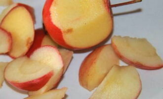Дальше яблоки нарезаем небольшими дольками. Сердцевину и плодоножки убираем.
