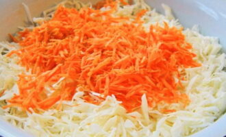 К овощу добавляем пропущенную через среднюю терку морковь.
