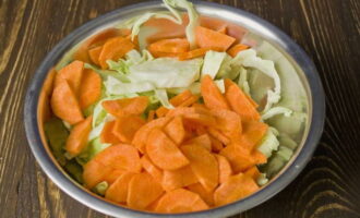 Дополняем овощ морковью, нарезанной тонкими кругами или полукругами.