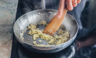Нагреваем сковороду с оливковым маслом. Жарим измельченный лук до появления аромата.