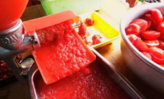 Пропускаем томаты через соковыжималку, чтобы избавиться от шкурки и получить свежий томатный сок. 