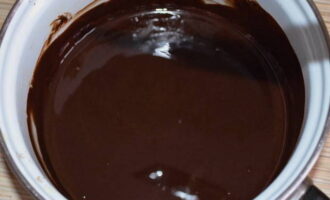 Шоколад с маслом должен превратиться в гладкую однородную массу.