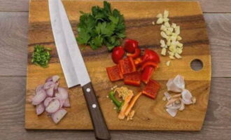 Зелень, чеснок, лук-шалот и болгарский перец нарезаем ножом небольшими кусочками.