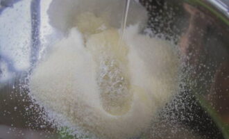 Как приготовить зеркальную глазурь для торта в домашних условиях? Желатин залейте 60 миллилитрами холодной воды.