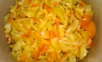 Следом нарезаем овощи и опускаем их в масляную смесь. Болгарские перцы можно разделать соломкой.