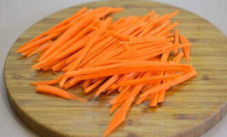Очищаем от кожуры морковь и разделяем ее тонкой соломкой.