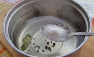 Кипятим воду в кастрюле вместе с лавровыми листьями и горошинами перца. Здесь же растворяем соль.