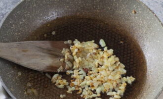 Как приготовить жульен с курицей и грибами со сметаной в духовке? Лук очистите и мелко нарежьте. Затем обжарьте его на среднем огне до золотистого цвета.