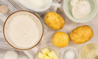 Ингредиенты для осетинского пирога в домашних условиях сразу подготавливаются, согласно пропорции рецепта. Очищается и промывается картофель. Сыр нарезается небольшими кусочками.