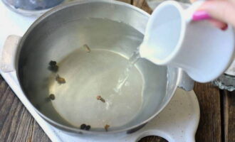 Дальше готовим маринад. В кипящей воде растворяем соль и сахар. В конце вливаем укус. Размешиваем и убираем с плиты.