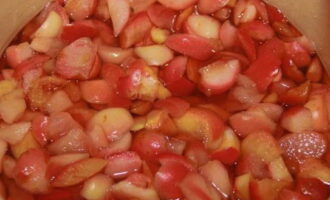 Опускаем фруктовые кусочки в горячую смесь и доводим содержимое до кипения.