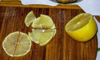 Также тонко разделываем и лимон.