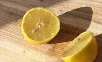 Лимон делим на две половины и выжимаем сок, пропуская его через сито.