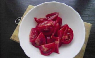 Как сделать маринованные помидоры с чесноком и зеленью быстрого приготовления? Помидоры помойте и разрежьте каждую на 4 части.