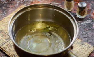 Отдельно кипятим воду с солью и сахаром, после дополняем ее специями, растительным маслом и уксусом.