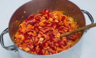 Следом добавляем болгарский перец и зеленые помидоры.