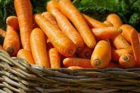Перебрать морковь и выбрать плотные неповрежденные корнеплоды.