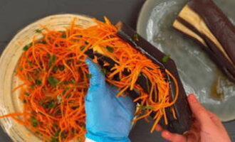 Выкладываем морковь между полосок баклажана.
