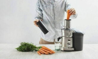 Пропустить подготовленную морковь через соковыжималку.
