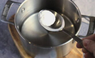 В кастрюлю влейте воду, добавьте соль по вкусу.
