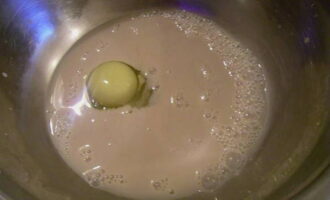 Дрожжи растворите в половине стакана теплой воды, туда же добавьте яйцо и хорошо перемешайте.