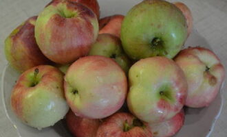 Как заготовить моченые яблоки в домашних условиях на зиму? Яблоки хорошенько вымываем, отбирая самые хорошие.