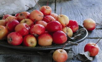 Плоды перебрать и вымыть, хвостики не отрывать, а проткнуть каждое яблочко в нескольких местах деревянной шпажкой.