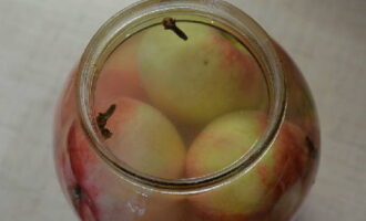 Оставляем яблоки на 4 суток в банке при комнатной температуре, чтобы они смогли забродить.