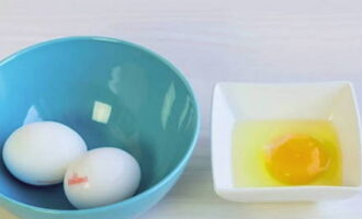 Аккуратно разбейте яйцо в небольшую миску, стараясь не повредить целостность желтка.
