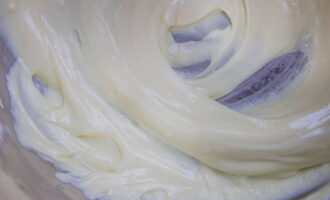 Белый шоколад растопите в микроволновке или на водяной бане.