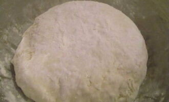 Молочную и дрожжевую смесь соедините, добавьте просеянную муку, замесите тесто и оставьте его на полчаса в теплом месте.
