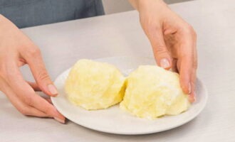 Очищенный картофель отваривается в воде с добавлением соли. Затем он пюрируется, остуживается, смешивается с нарезанным сыром, растопленным сливочным маслом и скатывается в три колобка.