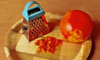 Апельсин обдайте кипятком, помойте и натрите цедру на мелкой терке.