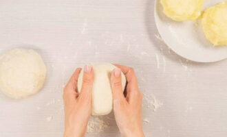 Подошедшее тесто разделяется на три части. Каждый кусок на присыпанной мукой столешнице еще раз хорошо вымешивается с добавлением муки, чтобы тесто не прилипало к ладоням.