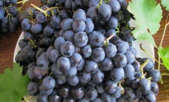 Ягоды винограда снять с веточек и сложить в кастрюлю, добавив стакан чистой воды. 