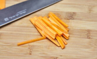 Вымытые баклажаны нарезаем брусочками среднего размера, морковь и репчатый лук – крупной соломкой.