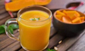 Влейте в кастрюлю с тыквой свежевыжатый апельсиновый сок, указанный объем сахарного песка и лимонки, дождитесь, пока закипит, и готовьте пару минут. Горячий напиток из апельсина и тыквы распределите по стерилизованным баночкам и укупорьте. Дайте остыть в перевернутом состоянии, а затем переставьте в погреб или любое место с низкой температурой. 