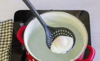 Варите яйцо 3,5-5 минут. Затем поместите яйцо на салфетку, чтобы стекла вода.