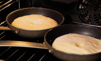 Затем тесто тонко раскатывается в лепешки. На каждую лепешку кладется начинка. Края теста заворачиваются в середину и плотно защипываются. Ладонью пирогу придается тонкая плоская форма и в середине делается небольшое отверстие для пара. Пироги укладываются на присыпанную мукой сковородку и выпекаются в духовке, разогретой до 200 градусов в течение 15-20 минут.
