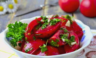 Оставьте помидоры на 2-3 часа под крышкой в холодильнике. Подавайте закуску в охлажденном виде.