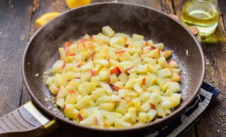 Когда яблоки станут мягкими, пюрировать их при помощи блендера, перетереть через сито или размять толкушкой для картофеля. 