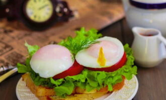 Яйца пашот можно подавать на завтрак с любыми овощами и кашами.