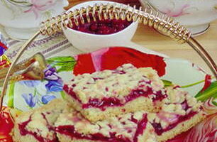 Запекайте пирог в духовке при 170 градусах 45-50 минут до красивого румяного цвета. Пирог немного остудите, нарежьте и подавайте на стол к чаю.
